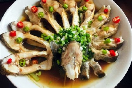 清蒸鲈鱼的做法：涛哥来教你做好吃的鲈鱼.jpg