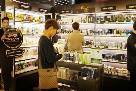 目前,男士专用的护肤,须用,发用,防晒和浴液等化妆品悄然占据柜台