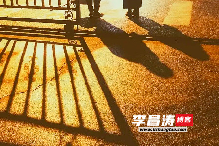 街巷旁的路灯